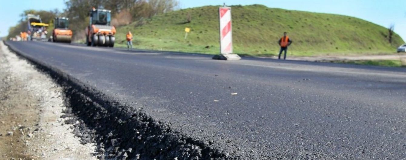 Що дали, тим і засипають: на Миколаївщині дороги "латають" старим асфальтом