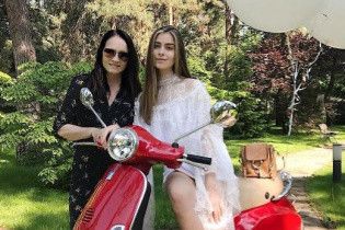 Ротару трогательно поздравила внучку-модель с 16-летием
