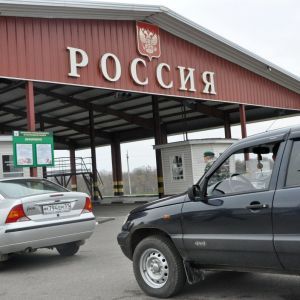 Російська ФСБ розвертає на кордоні автомобілі з номерами "ДНР"