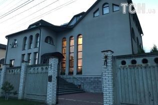 До резиденції Любомира Гузара почали нести квіти