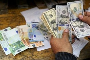 У вівторок основна валюта здешевшає в курсах Нацбанку. Інфографіка