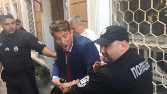 У Чорноморську адвокат обвинувачених у справі "2 травня" вдарив електрошокером активістів
