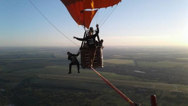 Украинский хайлайнер прошел по стропе между двумя воздушными шарами на высоте 660 метров