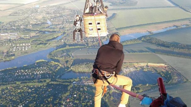 Украинский хайлайнер прошел по стропе между двумя воздушными шарами на высоте 660 метров