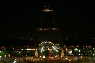 На Эйфелевой башне погасят огни в знак уважения к жертвам терактов в Тегеране