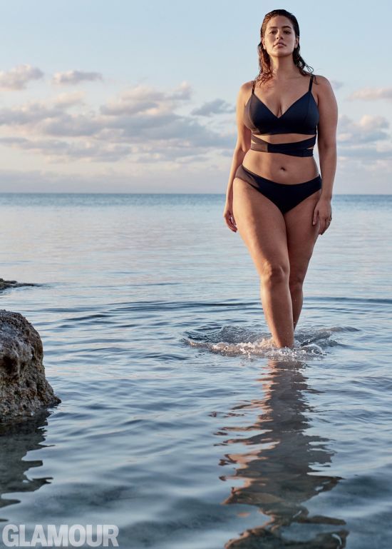 Пишнотіла модель plus-size Ешлі Грем у бікіні позувала на фоні океану