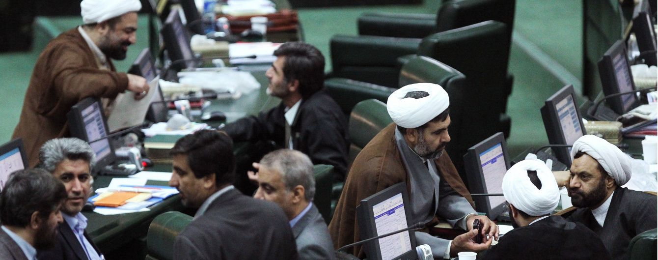 Неизвестные открыли огонь в парламенте Ирана и мавзолее Хомейни