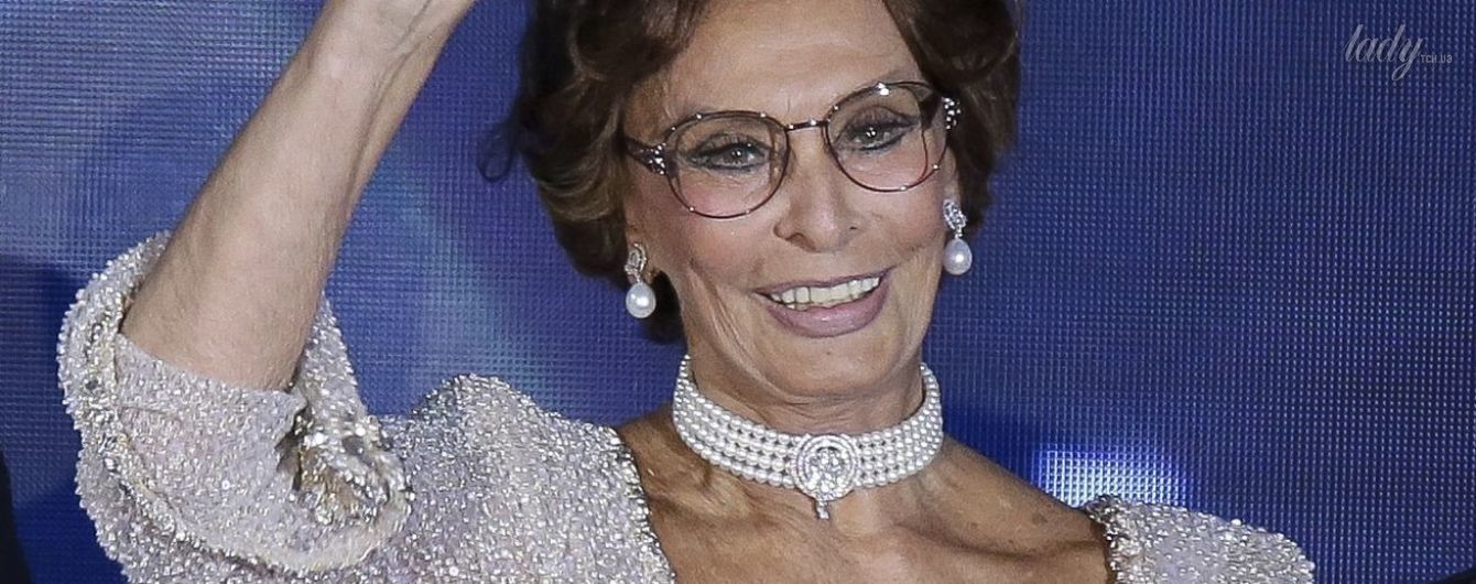 Еще ого-го: 82-летняя Софи Лорен вышла в свет в обтягивающем платье с откровенным декольте