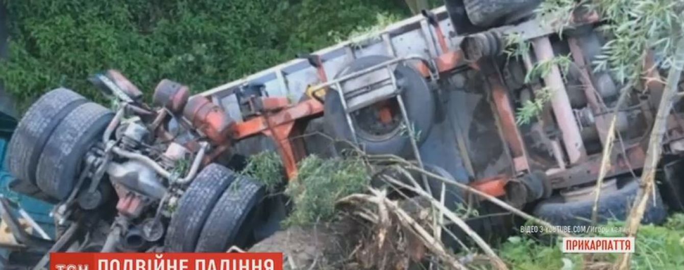 На Прикарпатті одразу два автомобілі по черзі злетіли з мосту