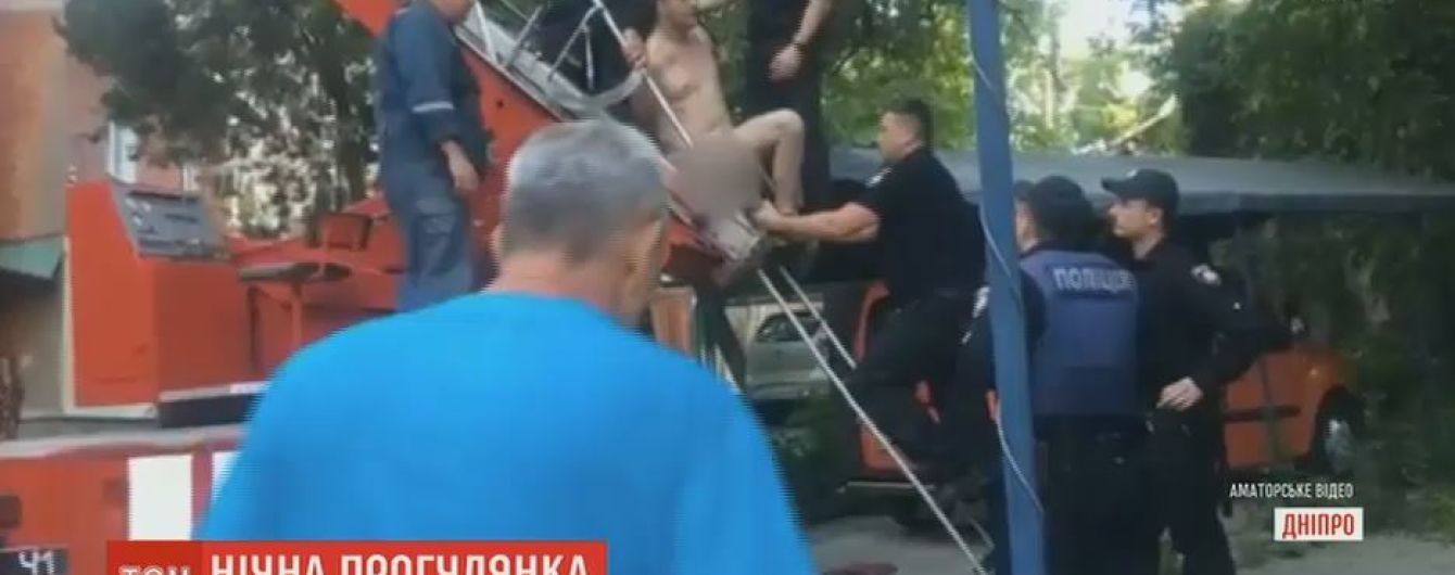 У Дніпрі 4 години рятували голого чоловіка, який збирався стрибнути з даху