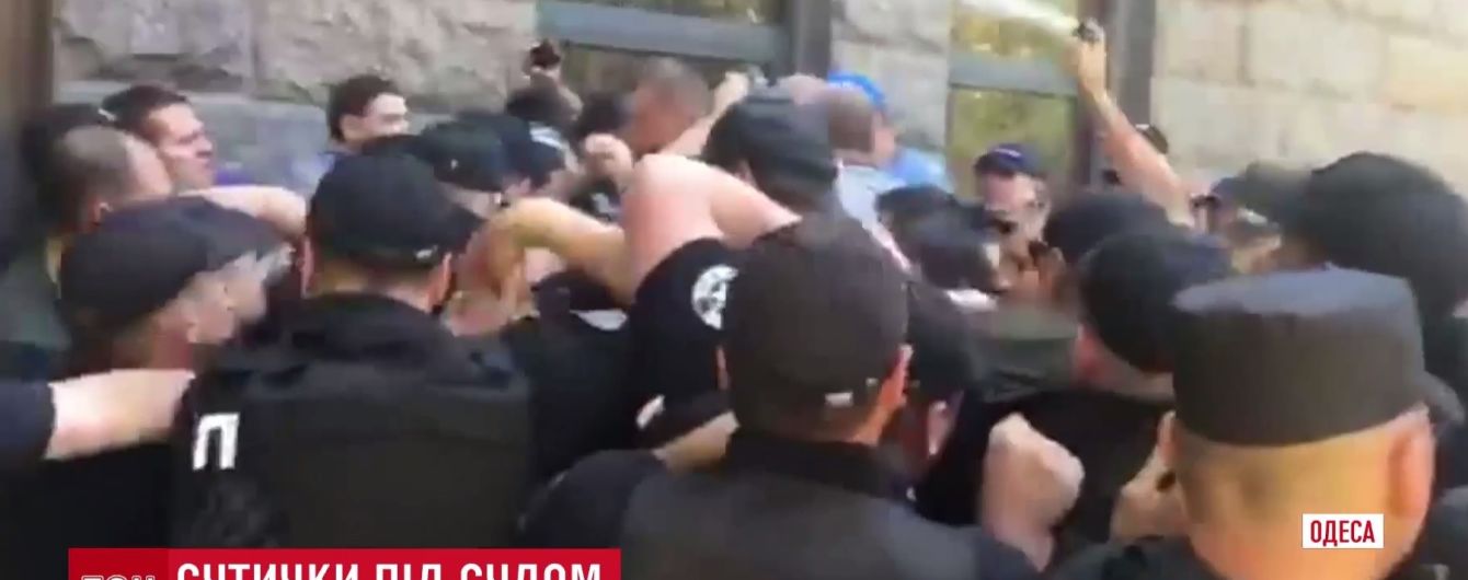 В Одесі судове засідання вилилося в розбиті двері, бійку зі сльозогінним газом і перекритий проспект