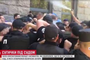 В Одесі судове засідання вилилося в розбиті двері, бійку зі сльозогінним газом і перекритий проспект