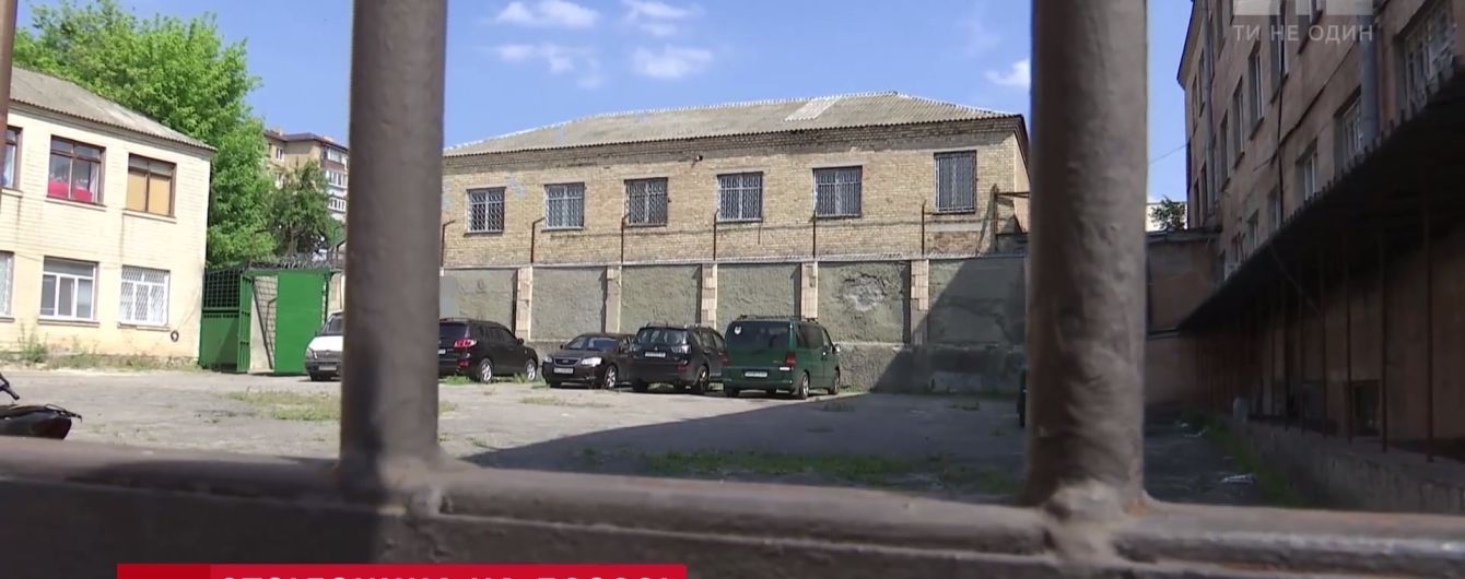 Під Києвом водій джипа зупинив волонтерський бус і почав стрілянину
