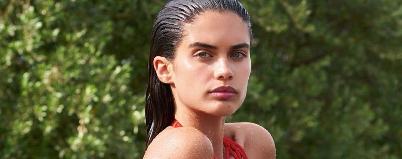 В купальниках на фоне моря: новый фотосет с Сарой Сампайо для журнала Vogue