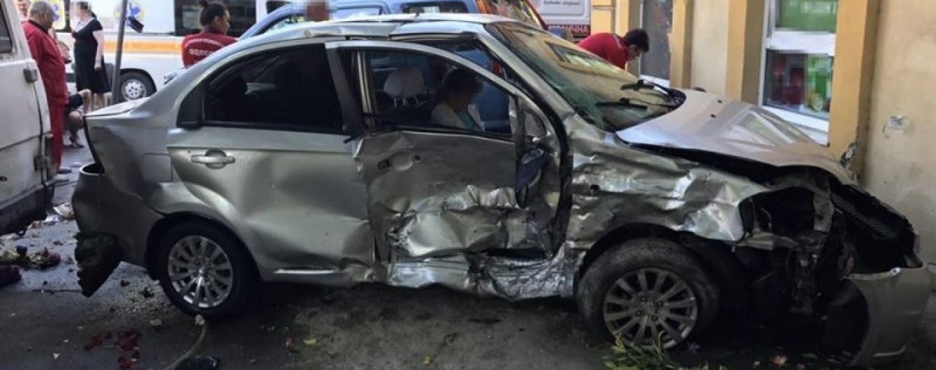 В центрі Одеси Chevrolet після зіткнення з Honda вилетів з дороги і збив пішохода