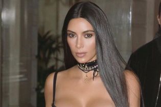 Пьет текилу и танцует: Ким Кардашьян на отдыхе