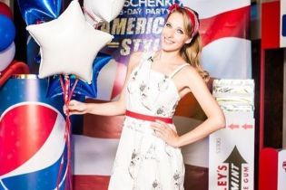 Выглядит прекрасно: Катя Осадчая надела на вечеринку легкий сарафан и красные туфли