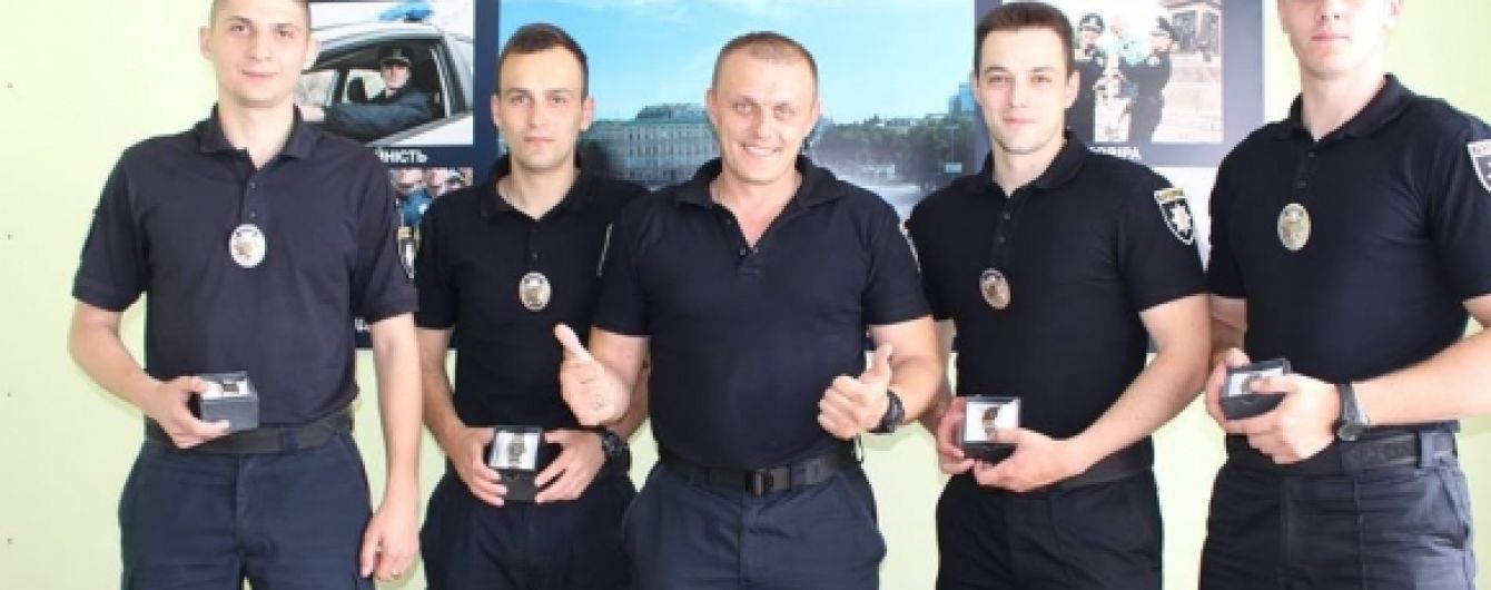 В Луцке наградили патрульных, которые спасли 21-летнего неудачника-самоубийцу