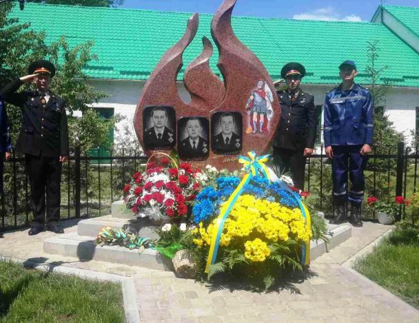 Пам’ятний знак рятувальникам, які загинули на Грибовицької сміттєзвалищі відкрили на Львівщині