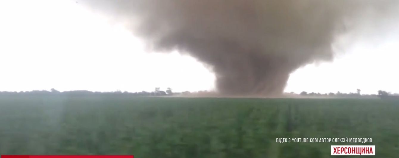 На Херсонщині люди випадково спіймали на відео смерч
