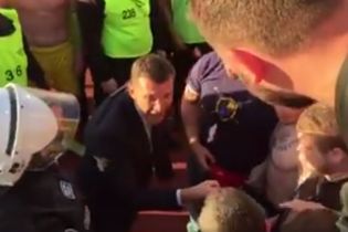 "Стояти". Як Шевченко розбороняв бійку стюардів та фанатів після матчу Фінляндія – Україна