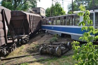 В Днепре трамвай протаранил грузовой поезд с зерном, есть погибшие