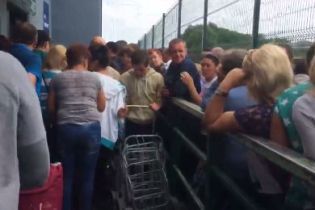 У Мережі оприлюднили відео, як на Львівщині пенсіонери штурмують кордон