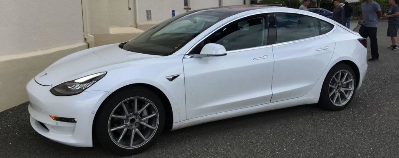Фотошпионы заглянули в салон Tesla Model 3