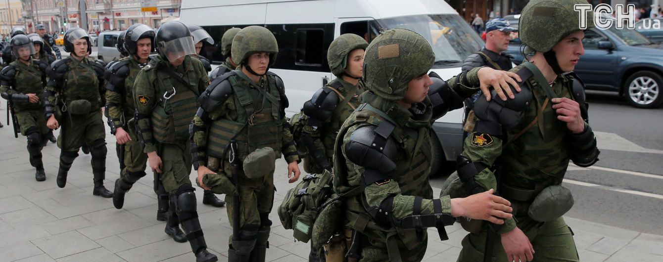 У Москві проти двох мітингувальників завели кримінальні справи за напад на поліцейського