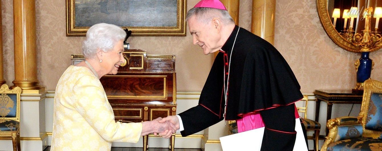 91-летняя королева Елизавета II продемонстрировала еще один нежный образ
