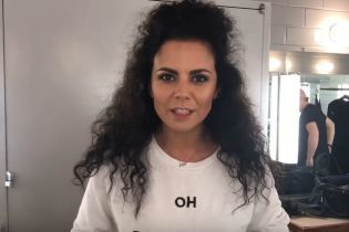 Спортивная Каменских показала, как качает пресс и стоит в планке просто во время гастролей