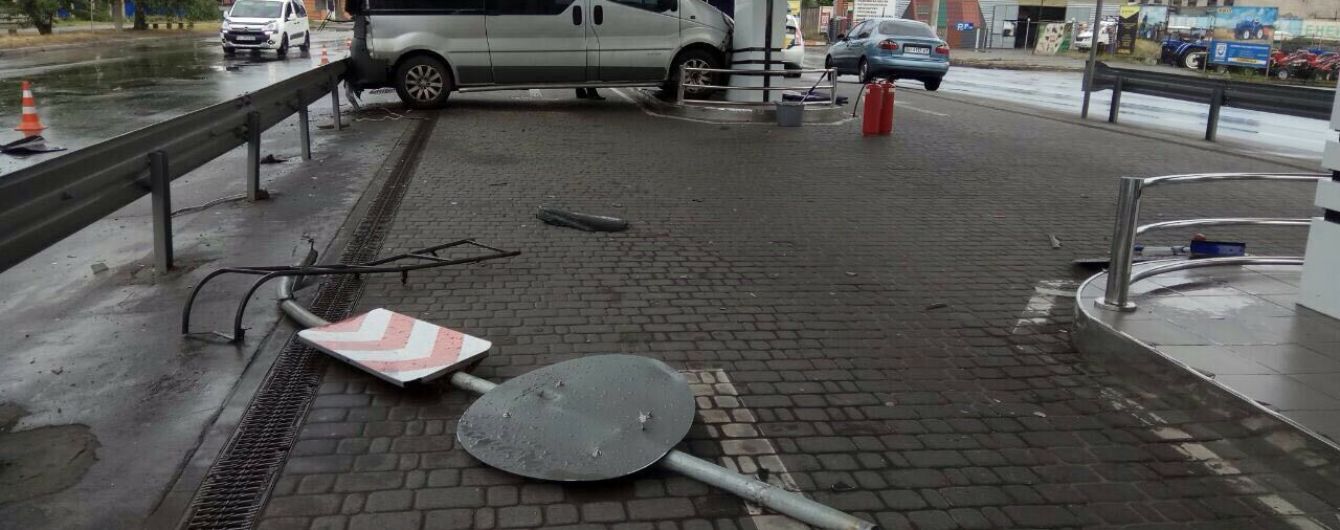 В Кременчуге микроавтобус влетел в АЗС