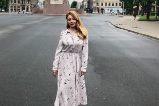 Тина Кароль в скромном платье с цветочным принтом прошлась по улицам Риги