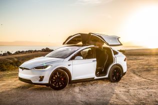 Американцы потребовали от Tesla полное возмещение стоимости кроссовера Model X