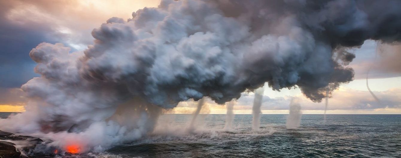 Зустріч вогню і води: у Мережі з'явилося неймовірне фото торнадо, утвореного гарячою лавою в океані