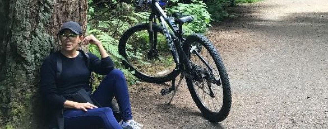 Долой лишние килограммы: Ева Лонгория выбралась на велопрогулку