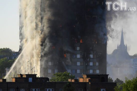 У центрі Лондона масштабно палає житловий хмарочос. Опубліковано фото і відео