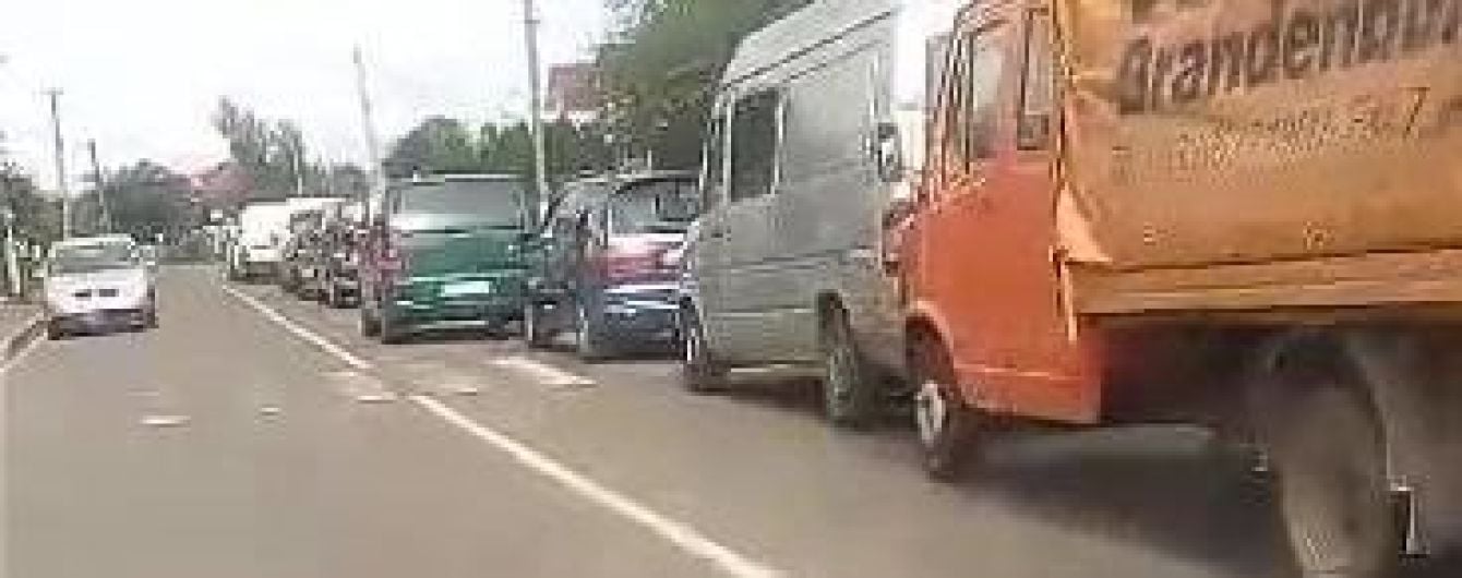 На Львовщине на границе с Польшей в очередях стоят более полутысячи автомобилей