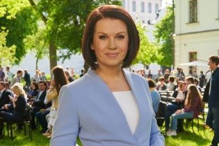 Звезда "1+1" Алла Мазур примерила новый летний образ с кудрями и в малиновой блузке