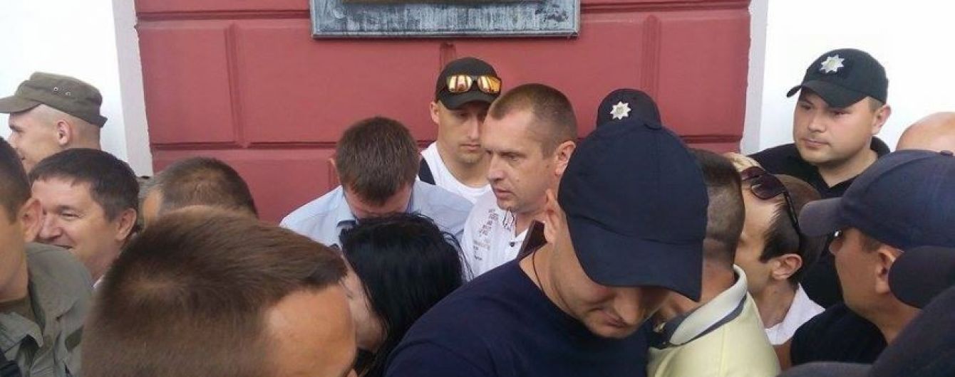 В Одесі під міськрадою активісти та обдурені інвестори побилися з охороною