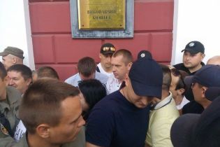 В Одесі під міськрадою активісти та обдурені інвестори побилися з охороною