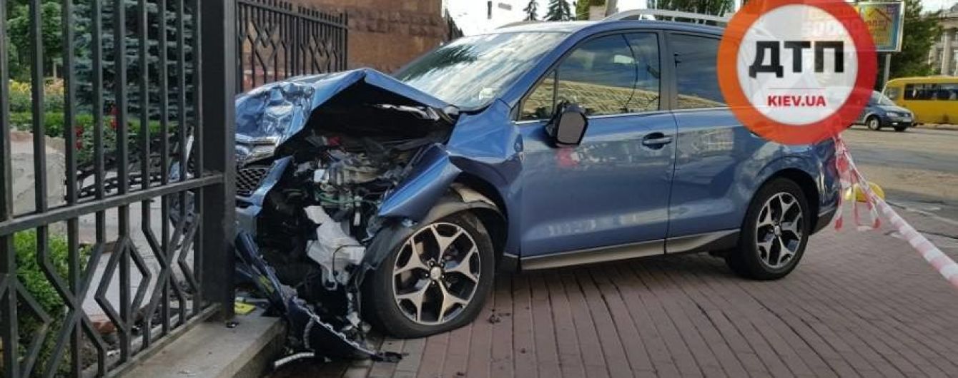 В Киеве Subaru Forester влетел в забор Апелляционного суда