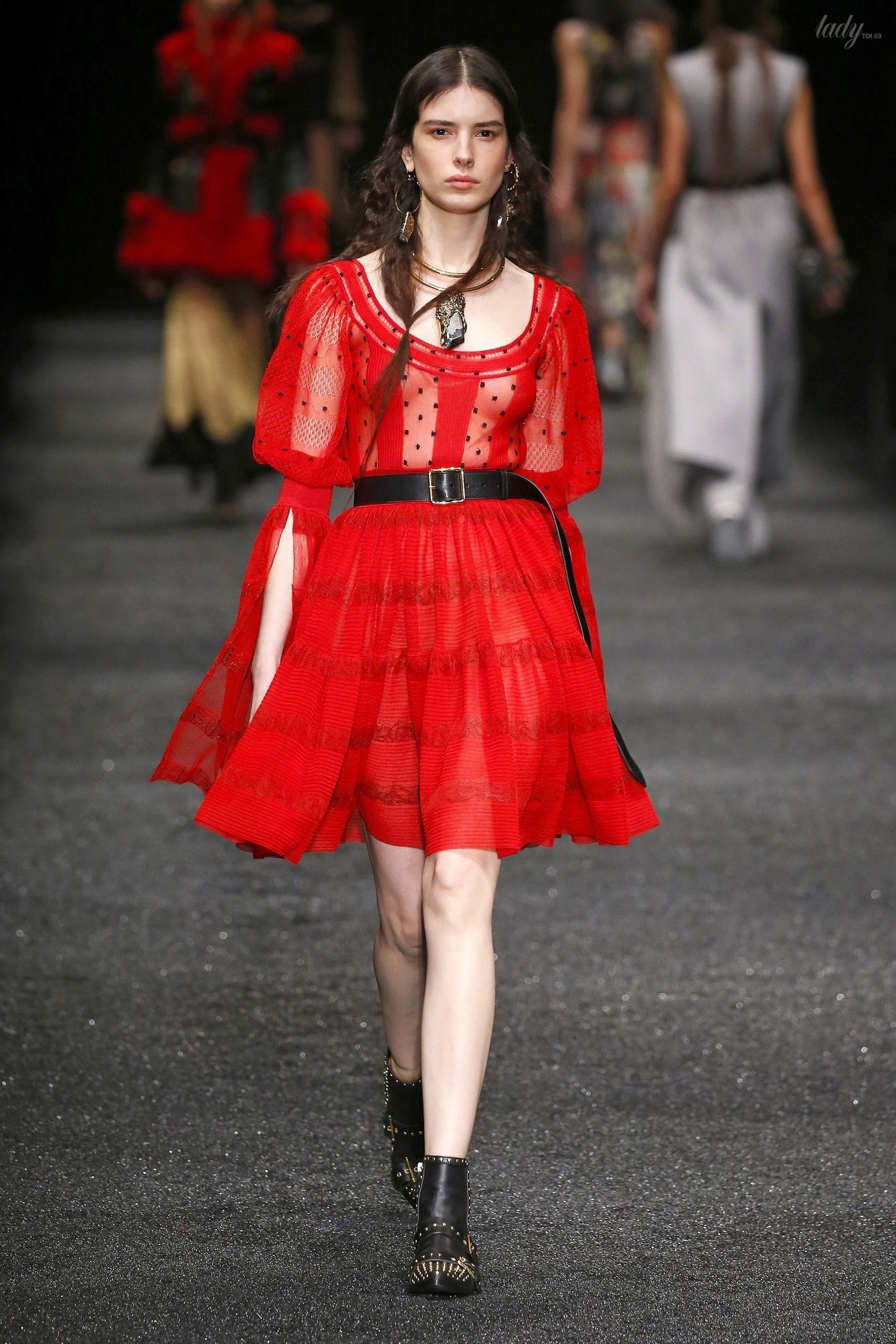 Коллекция Alexander McQueen прет-а-порте сезона осень-зима 2017-2018_23