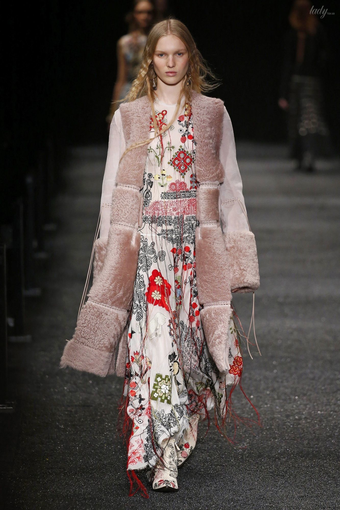 Коллекция Alexander McQueen прет-а-порте сезона осень-зима 2017-2018_31