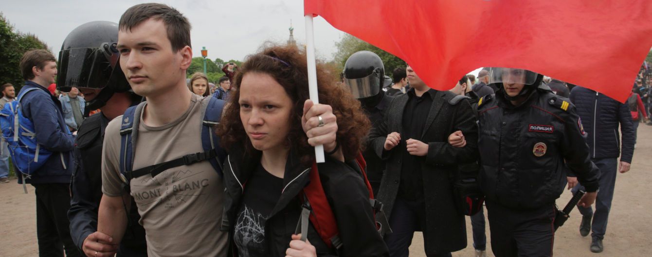 У Петербурзі мати попросила заарештувати її, щоб бути поруч із затриманою на протесті донькою