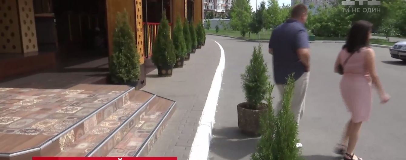 Воры тротуаров: летние кафе в Киеве создают неудобства пешеходам и избегают наказаний