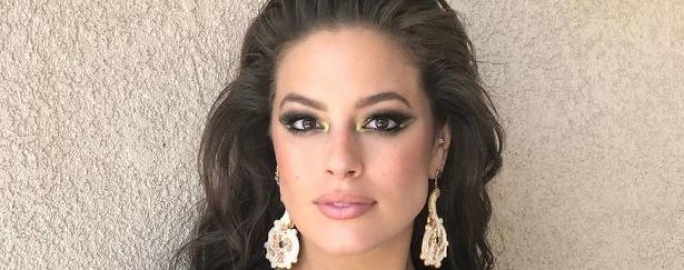 В нижнем белье и купальнике: модель plus-size Эшли Грэм показала свою фигуру