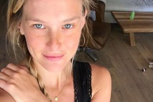 Красивая и без макияжа: Бар Рафаэли поделилась новым снимком с поклонниками