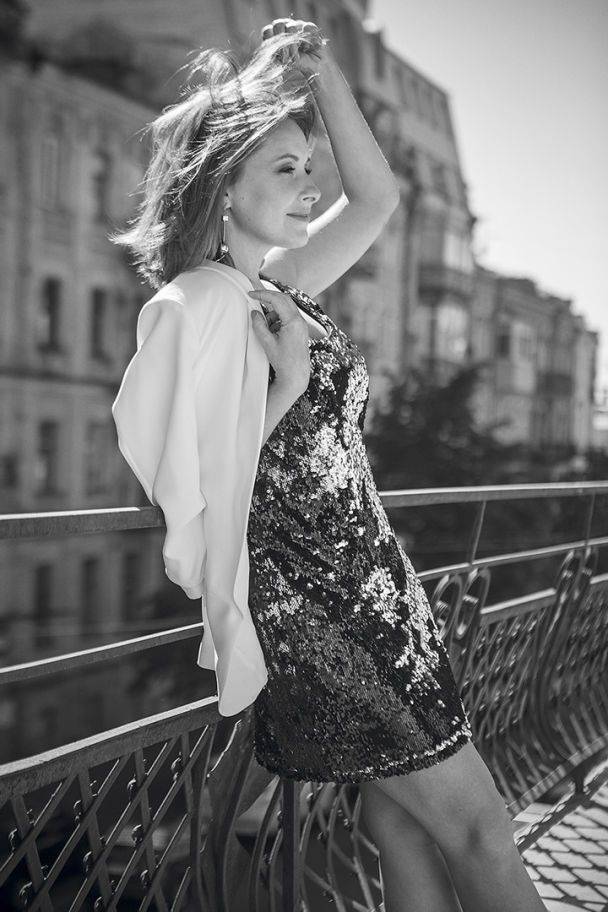 Нежная Елена Кравец предстала в романтической черно-белой фотосессии