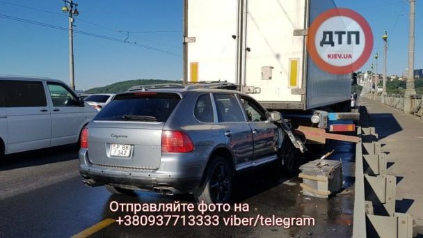 У Києві на мосту Патона автомобіль врізався у фуру, є загиблий